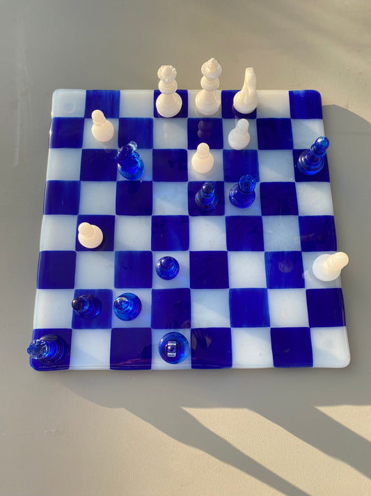 Échiquier en verre bleu et blanc, créations artisanales, œuvre unique, bijou fait main, décoration artisanale, produit.