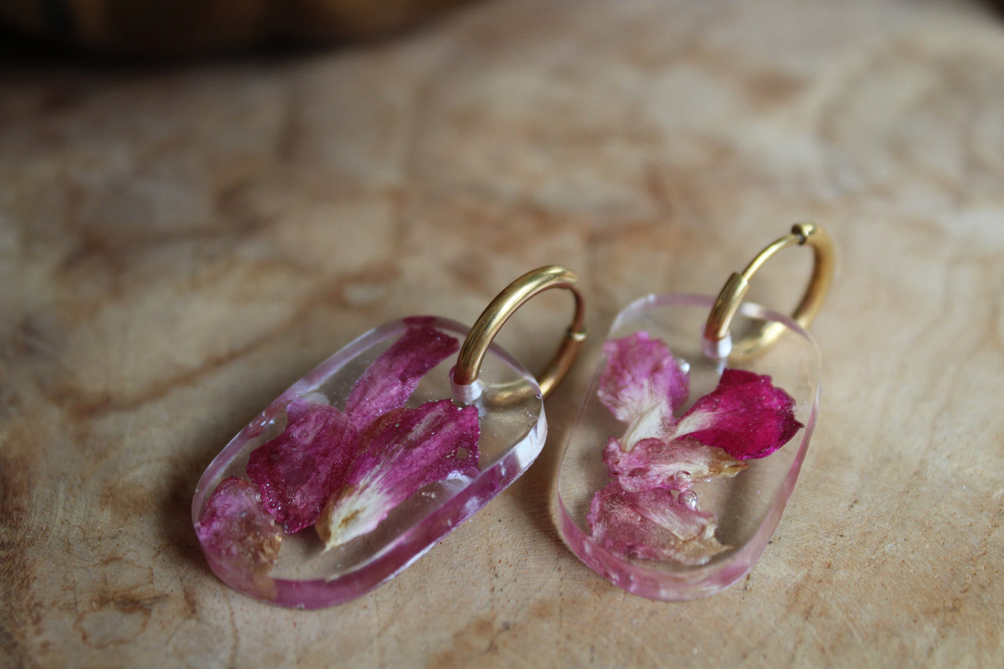 Boucles d’oreilles artisanales en acier inoxydable avec résine et fleurs séchées