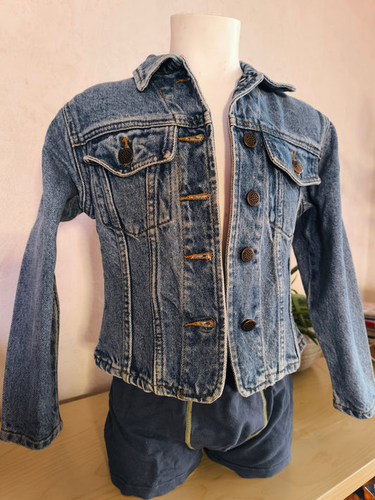 Veste en jean enfant upcyclée avec broderie lion couronné, création artisanale unique et produit éco-responsable.