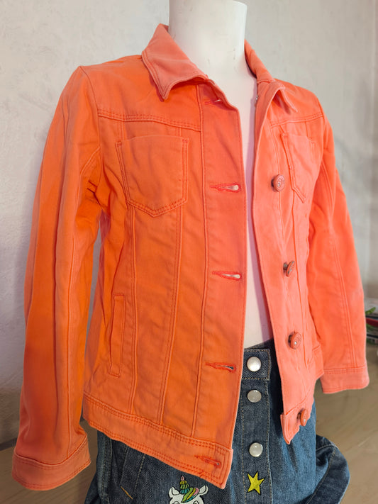 Veste en jean orange enfant avec broderie artisanale d'art, motif guépard unique et décoration artisanale éco-responsable.