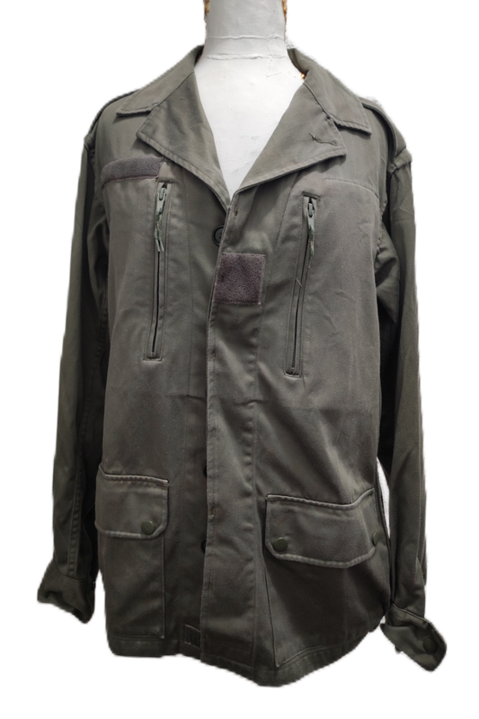 Veste militaire upcyclée en coton kaki avec peinture artisanale d'art d'un flamant rose sur fond floral coloré, création.