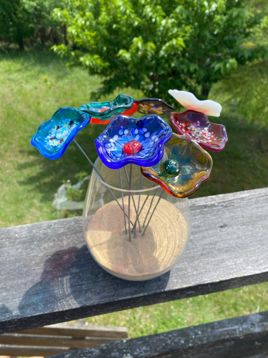 Fleurs en verre fusionné et thermoformé, couleurs vives, artisanat d'art unique, décoration artisanale éco-responsable.