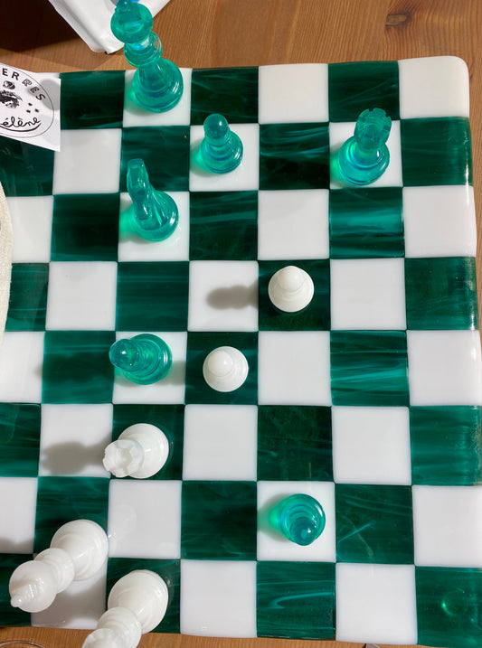 Échiquier en verre vert et blanc, art artisanal avec pièces translucides, décoration artisanale eco-responsable, œuvre.