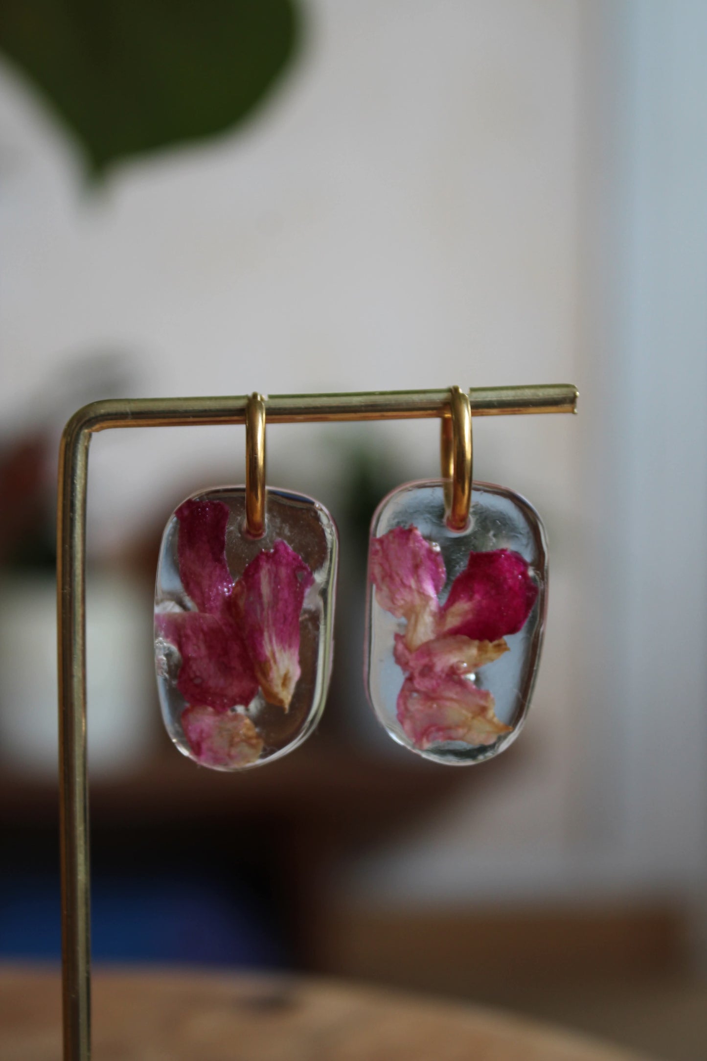 Boucles d’oreilles artisanales en acier inoxydable avec résine et fleurs séchées