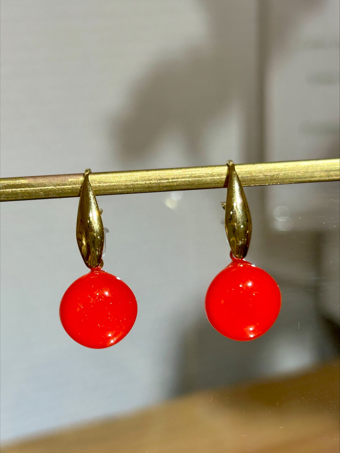 Boucles d'oreilles artisanat d'art en laiton doré avec perles rouges, bijou fait main éco-responsable.
