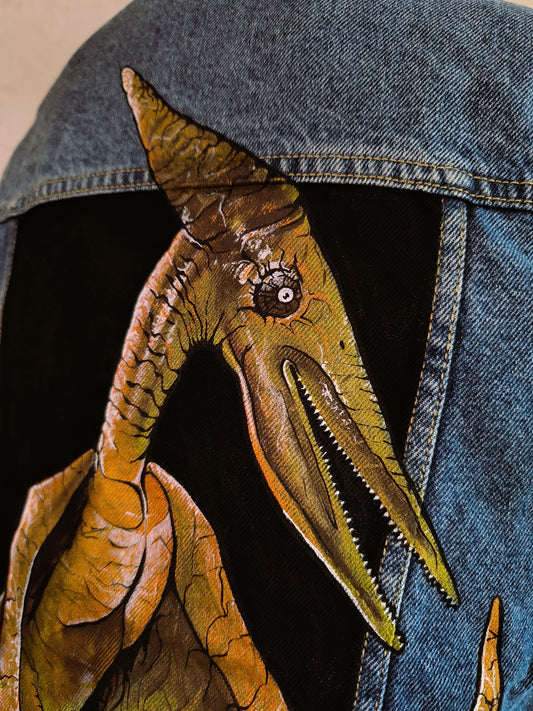 Veste enfant en jean avec ptérodactyle brodé en cuir recyclé, création artisanale unique, produit éco-responsable, bijou.