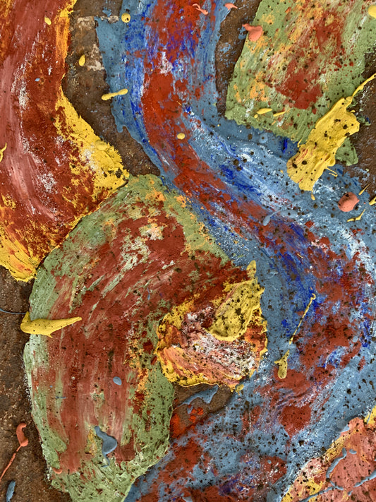 Tableau en bois recyclé avec peinture colorée en spirales, œuvre unique d'artisanat d'art éco-responsable.
