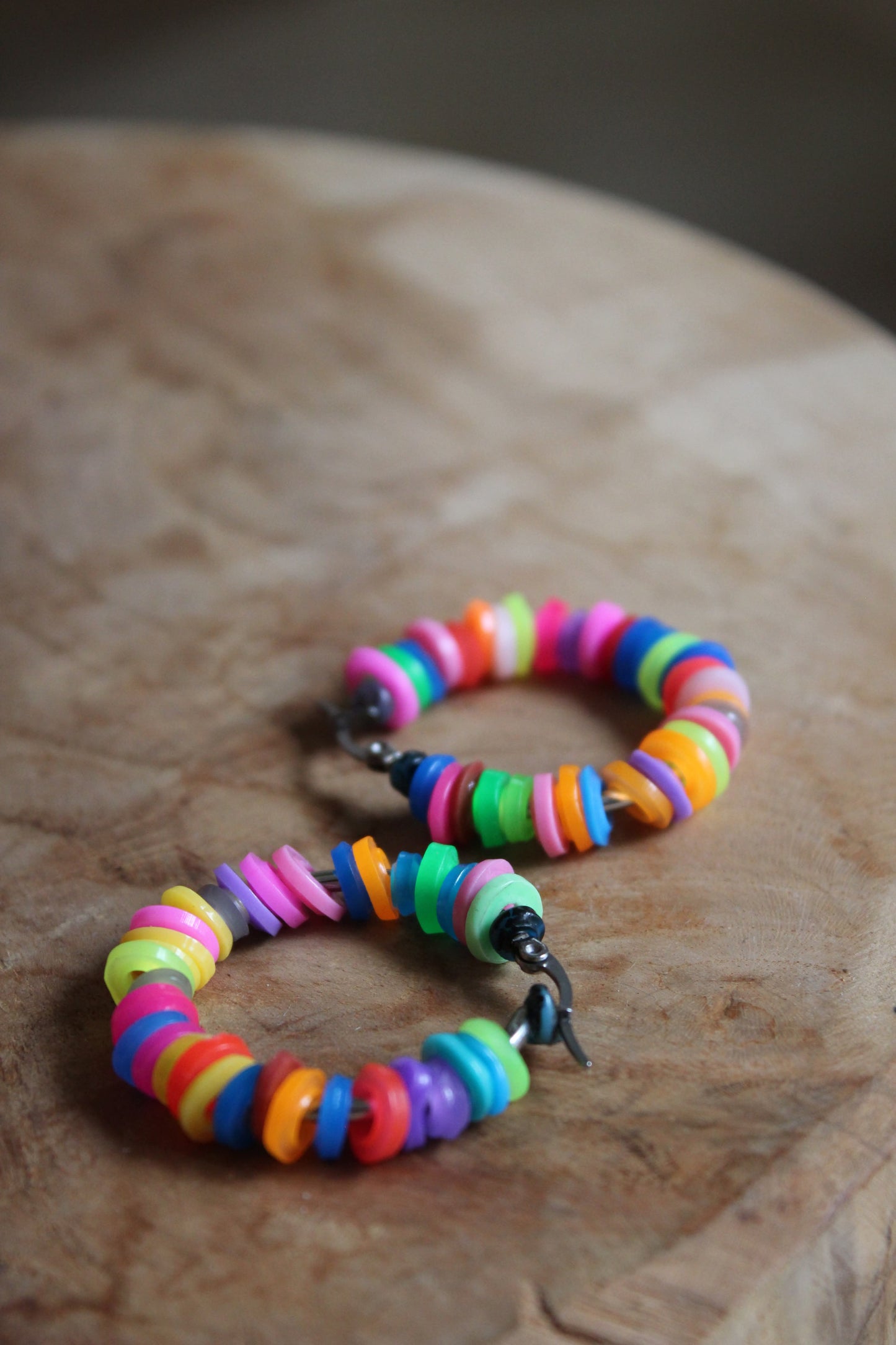 Boucles d’oreilles créoles perles multicolores