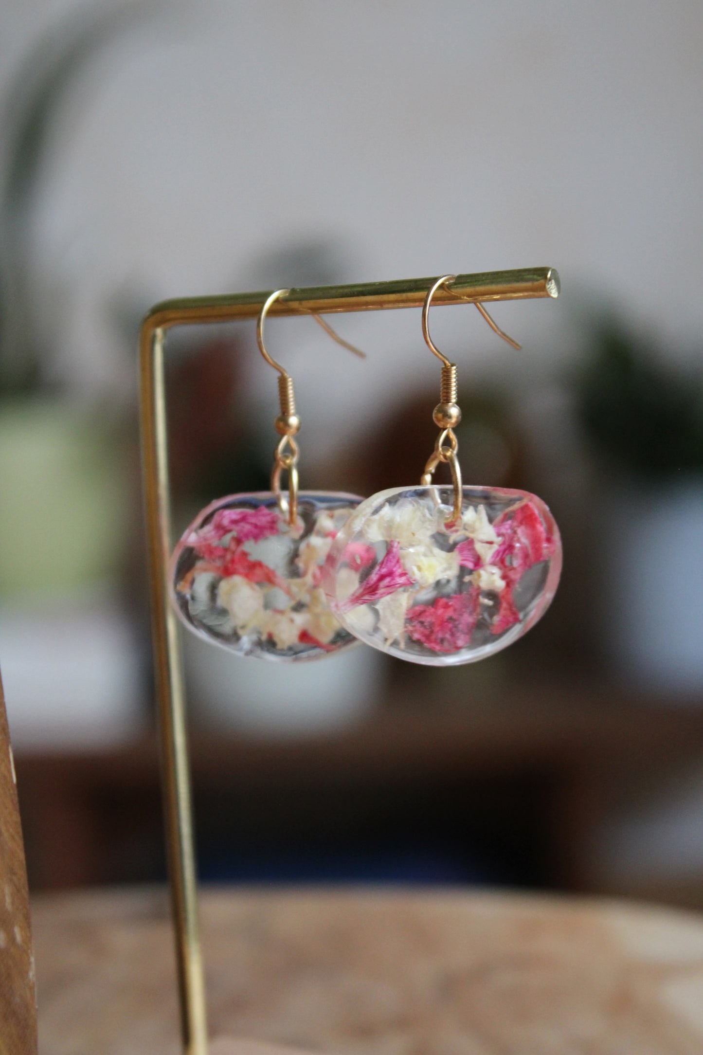 Boucles d’oreilles artisanales en acier inoxydable avec résine et fleurs séchées