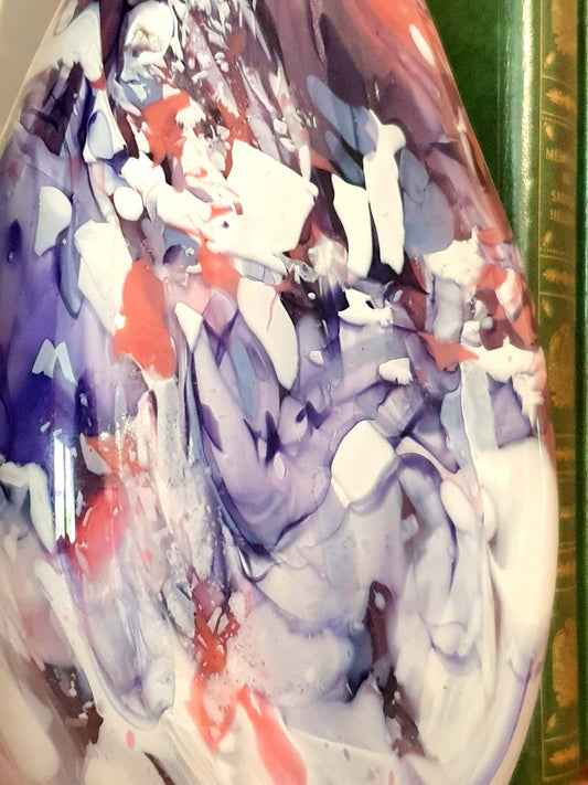 Sculpture goutte plate en verre soufflé coloré bleu et blanc, création artisanale unique et éco-responsable.