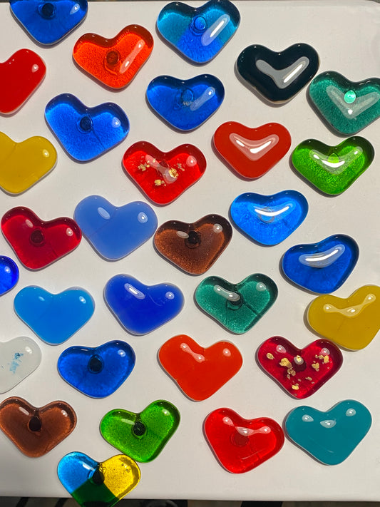 Lot de cœurs en verre fusionné colorés, décorations artisanales uniques et éco-responsables.
