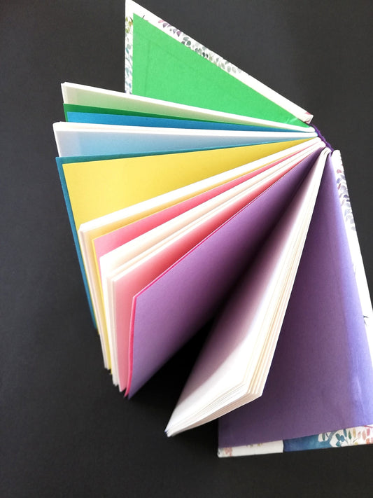 Carnet allongé à couverture rigide avec motifs d'arbres colorés, décoration artisanale et produit éco-responsable.