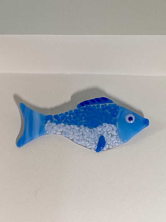 Poisson décoratif en verre fusionné bleu et blanc, création artisanale, œuvre unique et produit éco-responsable.