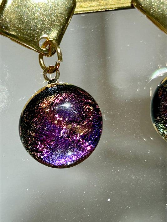 Boucles d'oreilles artisanales avec pendentifs ronds violets scintillants et attaches dorées, bijou fait main, œuvre unique, .