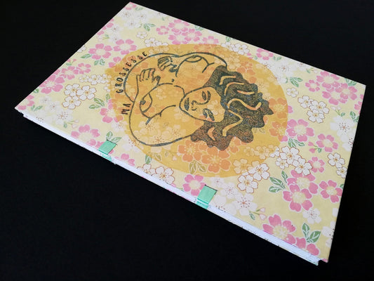 Grand carnet de grossesse illustré, papier artisanal décoré de fleurs pastel, artisanat d'art et création artisanale.