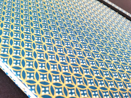 Carnet allongé à couverture en tissu bleu à motifs géométriques, artisanat d'art, création artisanale unique, produit.