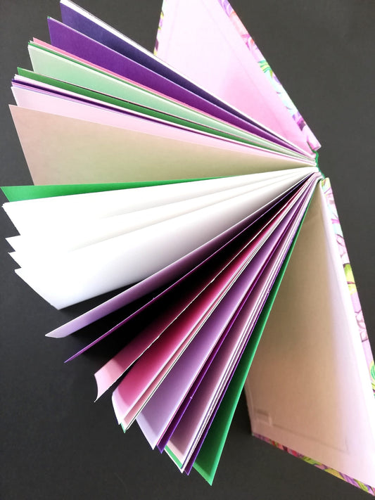 Carnet carré en papier artisanal à motifs floraux roses et verts, décoration artisanale, produit éco-responsable, œuvre.