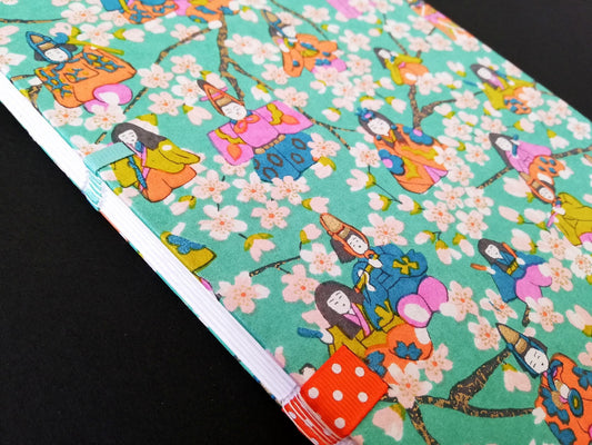 Grand carnet artisanal à couverture tissu floral vert, créations artisanales, oeuvre unique, produit éco-responsable.