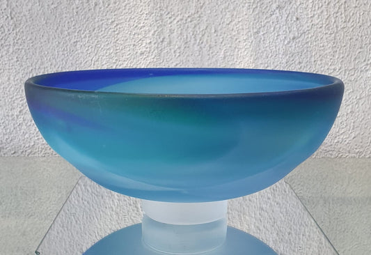 Bol en verre bleu dégradé mat, artisanat d'art et création artisanale unique, produit éco-responsable.