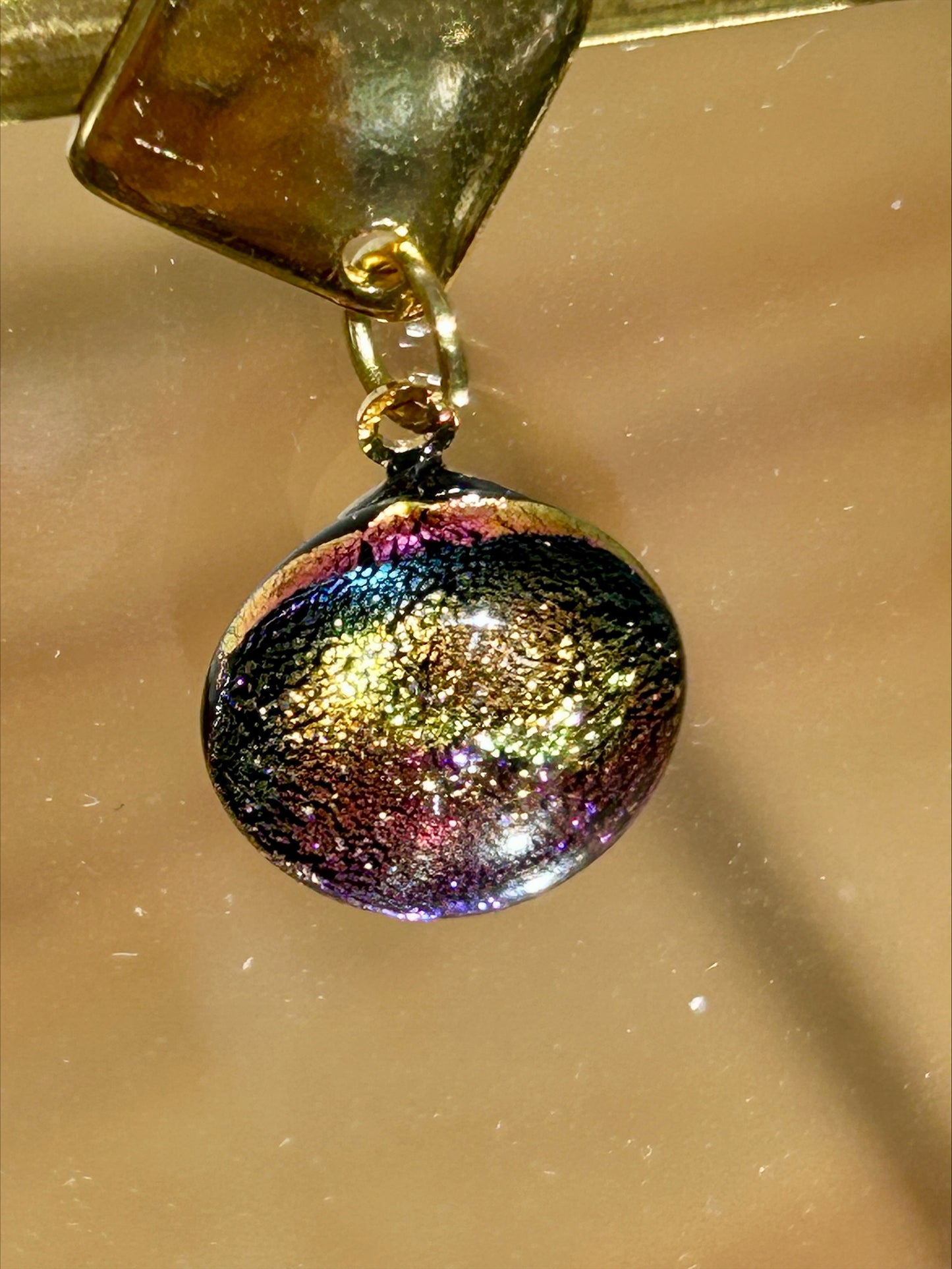 Boucles d'oreilles artisanales avec pendentifs ronds violets scintillants et attaches dorées, bijou fait main, œuvre unique, .