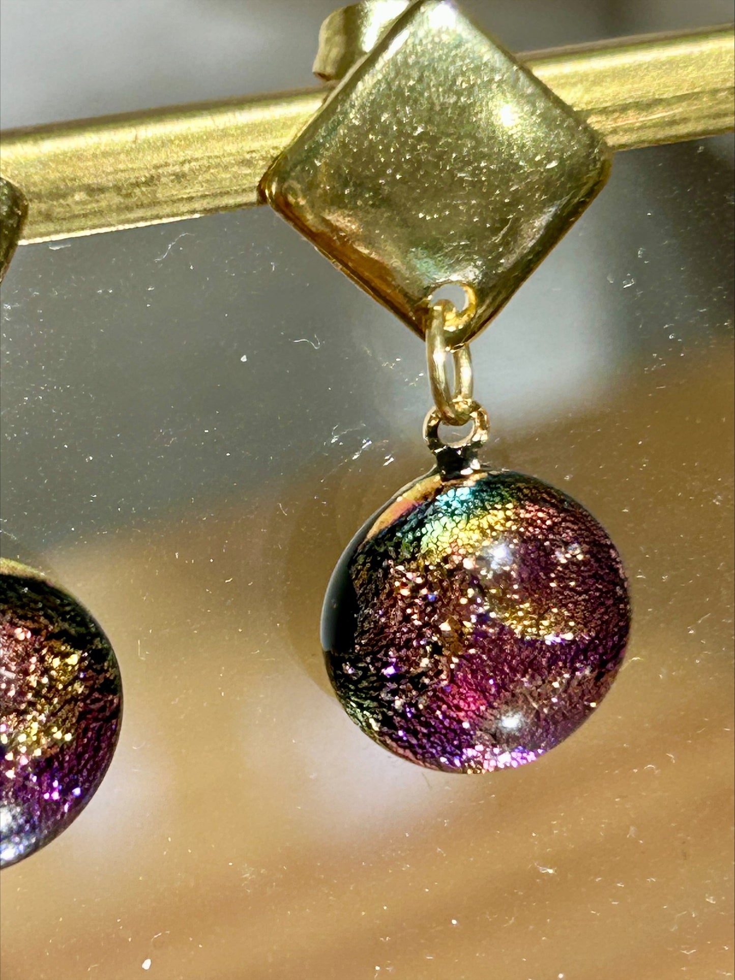 Boucles d'oreilles artisanales avec pendentifs ronds violets scintillants et attaches dorées, bijou fait main, œuvre unique, .