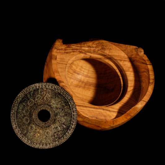 Boîte en bois d'olivier sculpté avec incrustation circulaire gravée, création artisanale unique et éco-responsable,.
