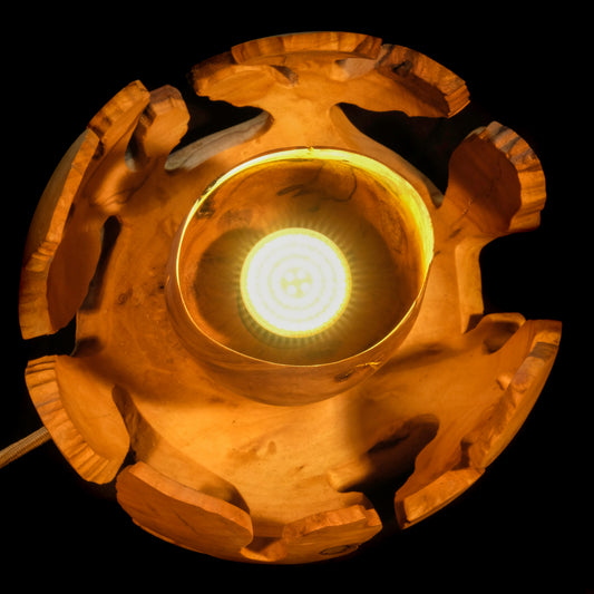 Lampe de chevet en tilleul sculptée à la main, artisanat d'art unique, décoration artisanale éco-responsable.