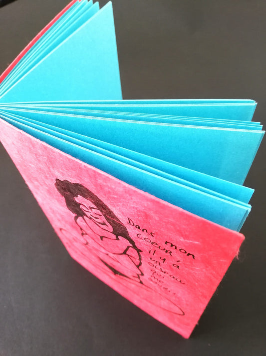 Petit carnet à couverture rose avec illustration femme assise en lignes fines, artisanat d'art, création artisanale unique,.