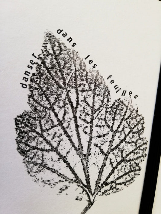 Carnet artisanal à couverture blanche avec illustration noire d'une feuille, produit éco-responsable, œuvre unique en.