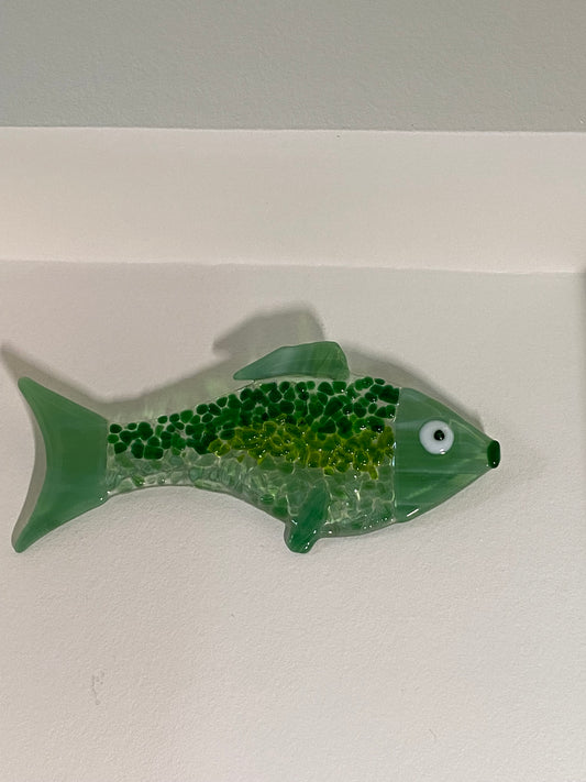 Poisson décoratif en verre fusionné vert, artisanat d'art, création artisanale, œuvre unique éco-responsable.