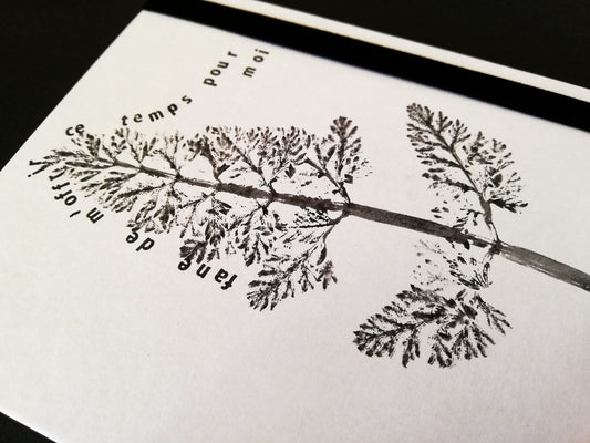 Carnet artisanal blanc avec illustration fine de branche noire, feuille épaisse éco-responsable, décoration artisanale.