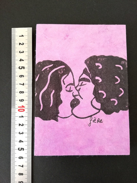 Petit carnet rose avec illustration noire stylisée d'un visage, artisanat d'art, oeuvre unique, produit éco-responsable.
