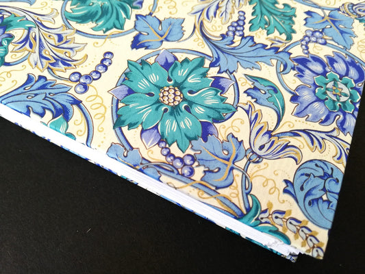 Carnet allongé à couverture en tissu imprimé floral bleu et vert, création artisanale unique en papier, produit.
