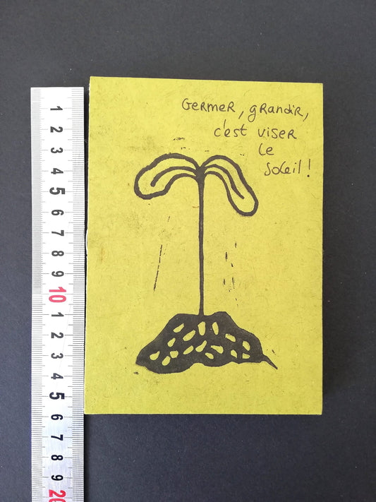 Petit carnet artisanal jaune avec illustration en encre noire, création artisanale éco-responsable, œuvre unique.