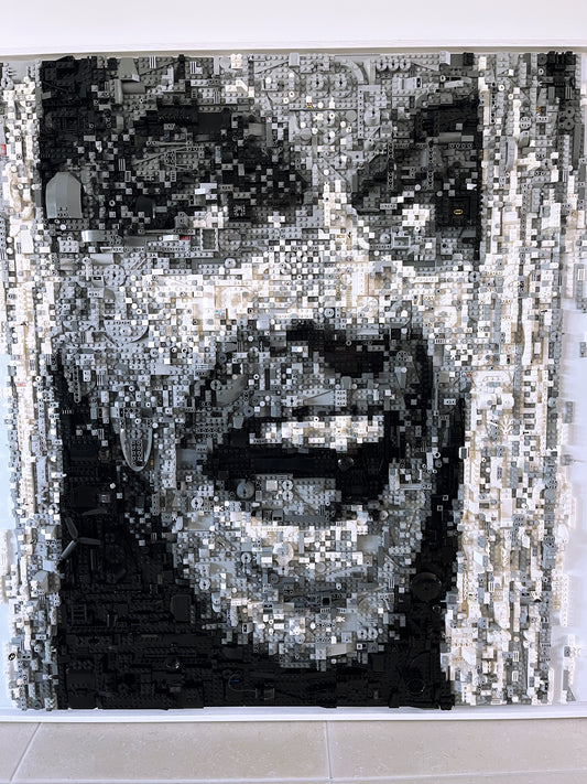Portrait en mosaïque noir et blanc représentant Johnny, création artisanale unique en artisanat d'art éco-responsable.