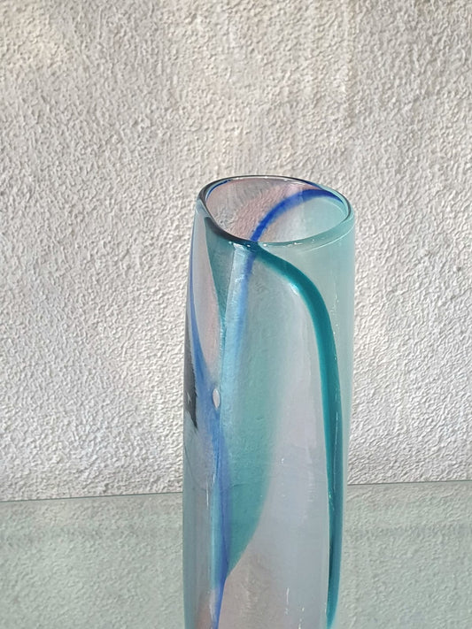 Vase long en cristal bleu transparent, création artisanale, œuvre unique d’artisanat d’art, décoration artisanale.
