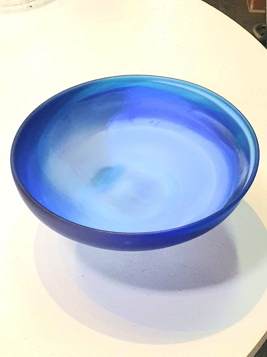 Coupe à fruits en verre bleu mat, création artisanale, œuvre unique et produit éco-responsable, décoration artisanale.