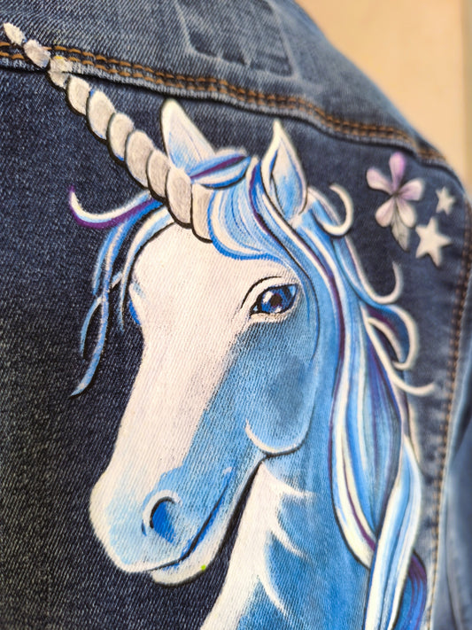 Veste en jean enfant upcycling avec licorne brodée, décoration artisanale, œuvre unique, produit éco-responsable, bijou fait .
