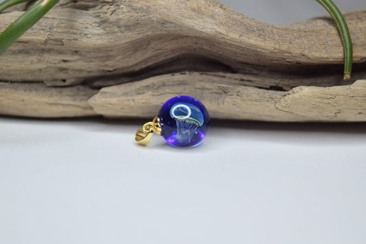 Pendentif en verre Murano bleu profond, bijou fait main avec motifs tourbillons blancs, œuvre unique d’artisanat d’art,.