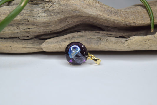 Pendentif en verre Murano bleu et violet, bijou fait main et œuvre unique d'artisanat d'art, décoration artisanale.