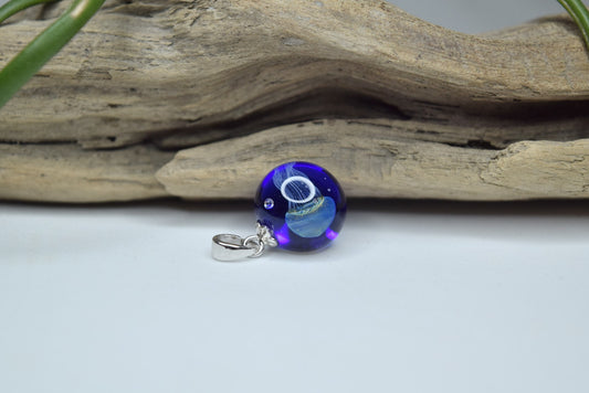 Pendentif sphérique en verre Murano bleu profond, bijou fait main, création artisanale unique et produit éco-responsable.