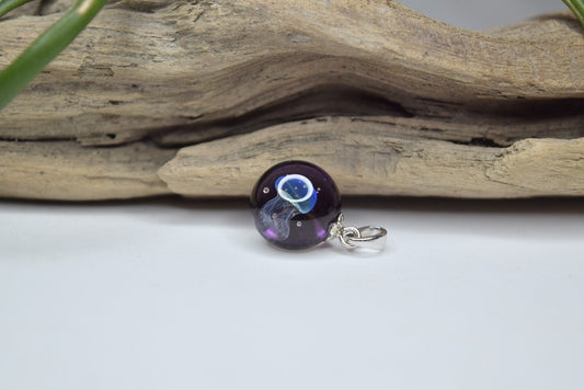 Pendentif en verre Murano violet artisanal, bijou fait main, œuvre unique d'artisanat d'art éco-responsable.