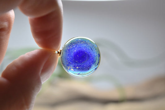 Pendentif en verre Murano bleu artisanal, bijou fait main, œuvre unique et produit éco-responsable.