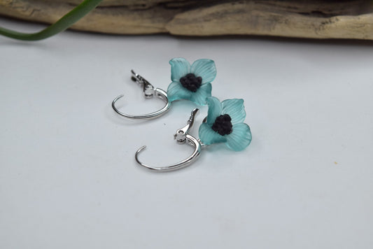 Boucles d’oreilles artisanales en verre Murano bleu turquoise en forme de fleur, bijou fait main, œuvre unique et produit.