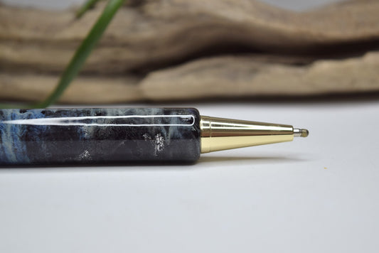 Stylo à bille en verre bleu et noir, décoration artisanale, bijou fait main, œuvre unique en artisanat d'art, produit.