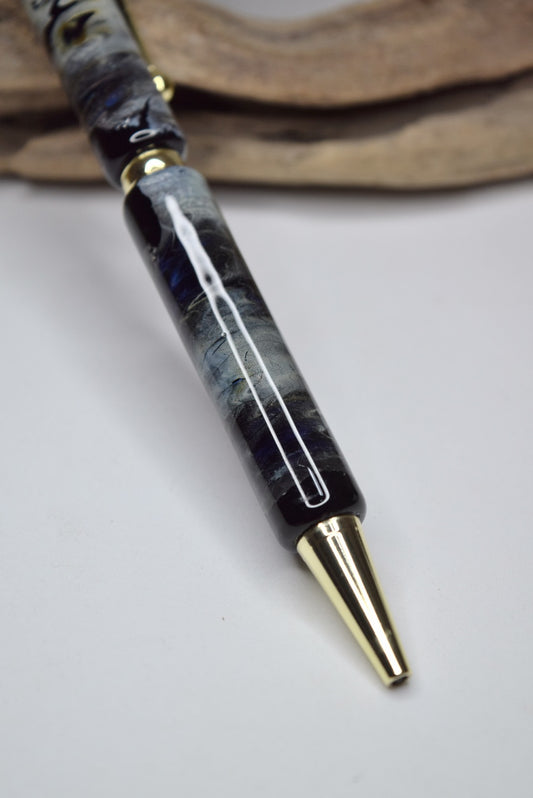 Stylo à bille en verre avec motifs uniques, artisanat d'art et création artisanale, produit éco-responsable.