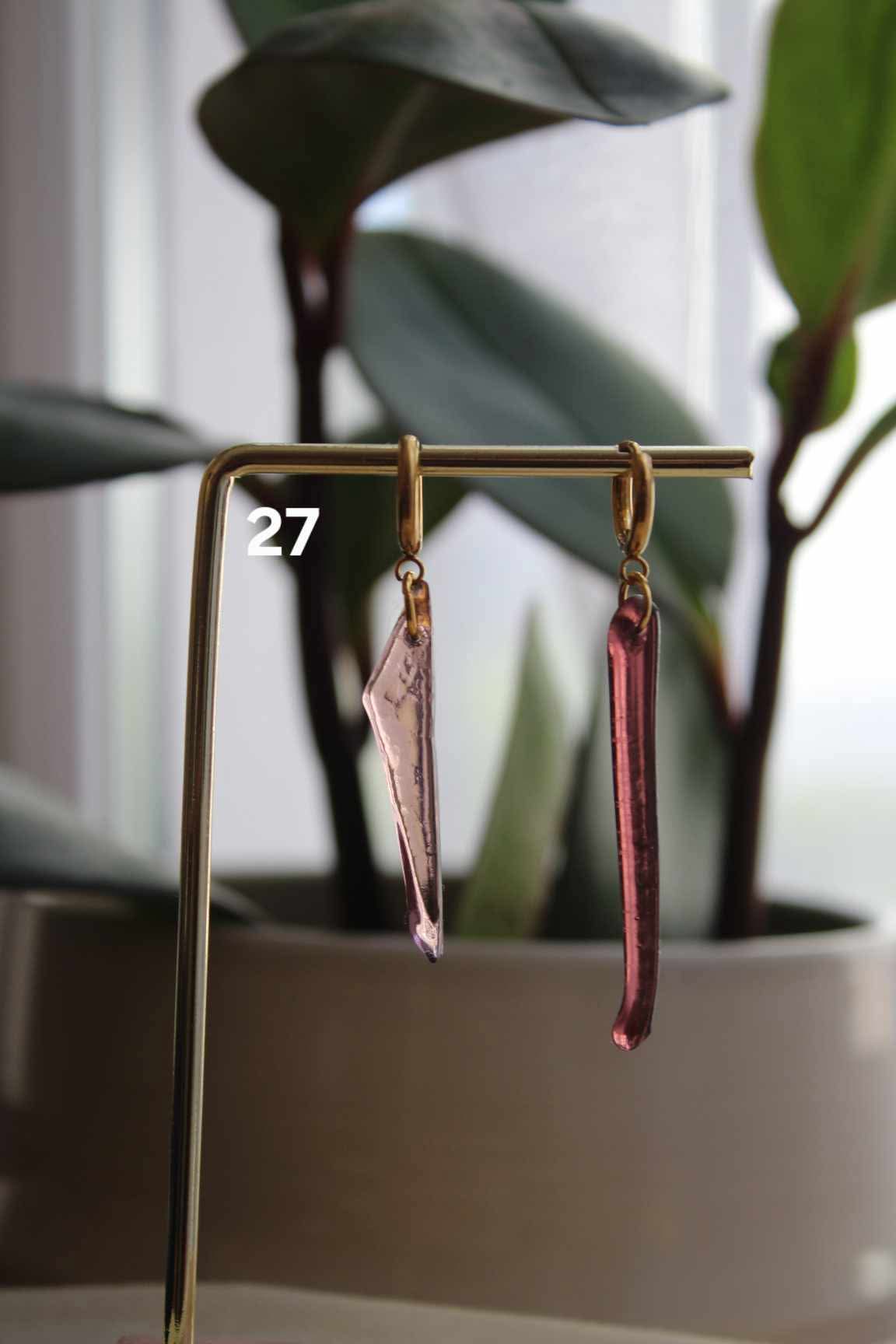 Boucles d’oreilles artisanales en verre soufflé violet, bijou fait main, œuvre unique éco-responsable.
