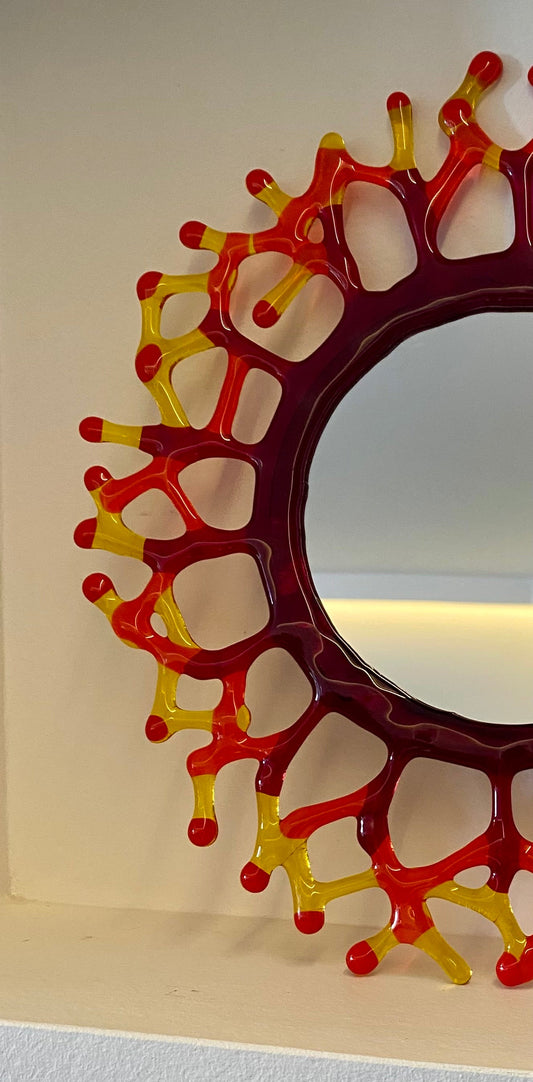 Miroir rond en verre rouge et jaune, décoration artisanale unique inspirée du corail, produit éco-responsable, bijou fait.
