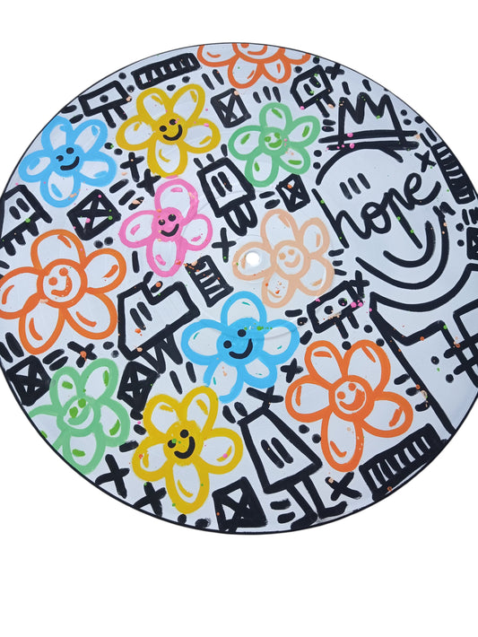 Vinyle décoratif rond avec fleurs colorées, motifs graphiques noirs, artisanat d'art, oeuvre unique, produit éco-responsable.