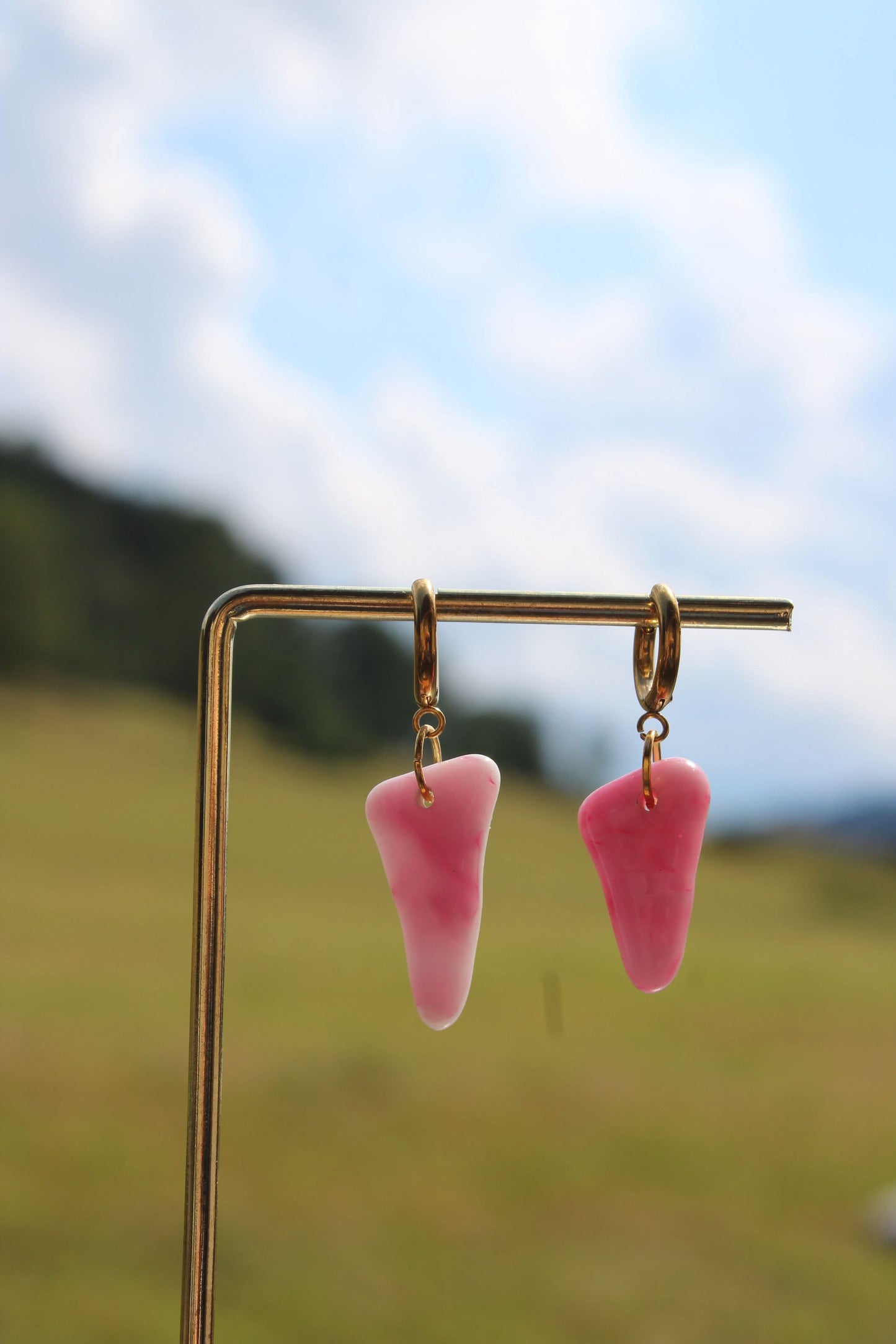 Boucles d’oreilles artisanales en verre rose, oeuvre unique et bijou fait main, produit éco-responsable.